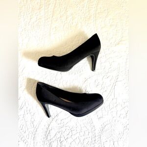 Women's Black Classic Closed-Toe Heels
